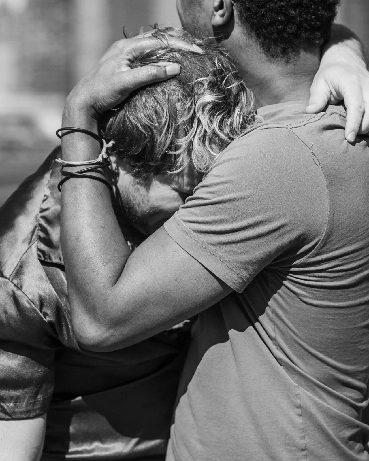 Dos personas abrazándose, representando el apoyo emocional
